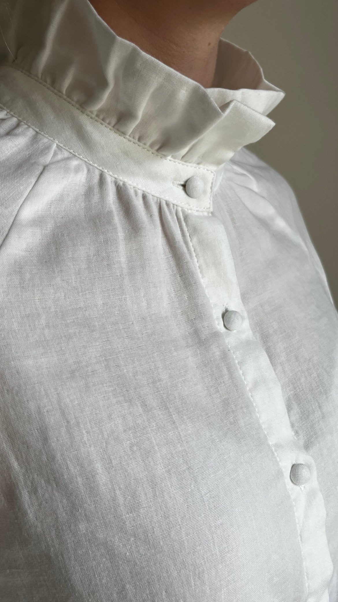 Chemise col montant froncé